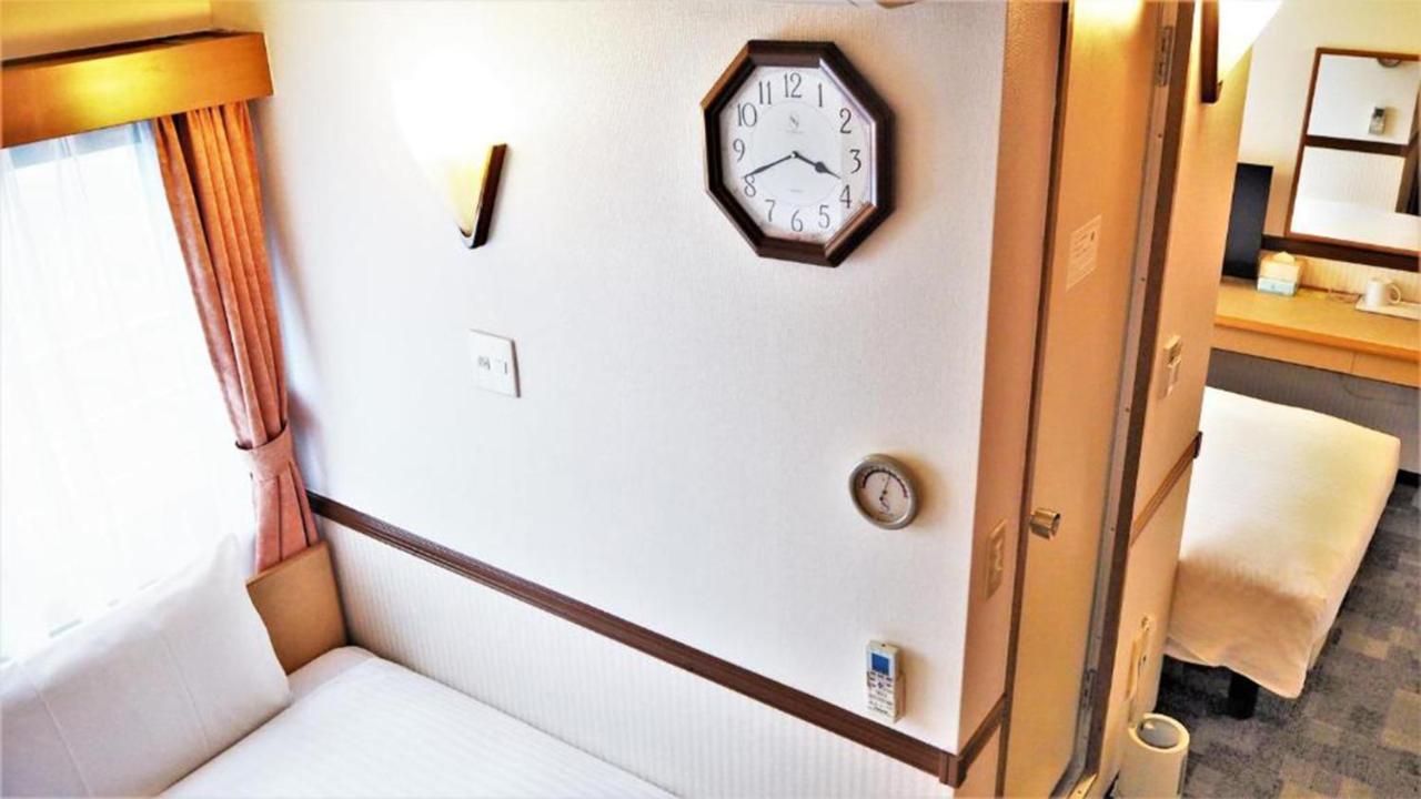 Standard Twin Room with a Shower & Bath Room between Beds - Non-Smoking,1307057023:JPEG