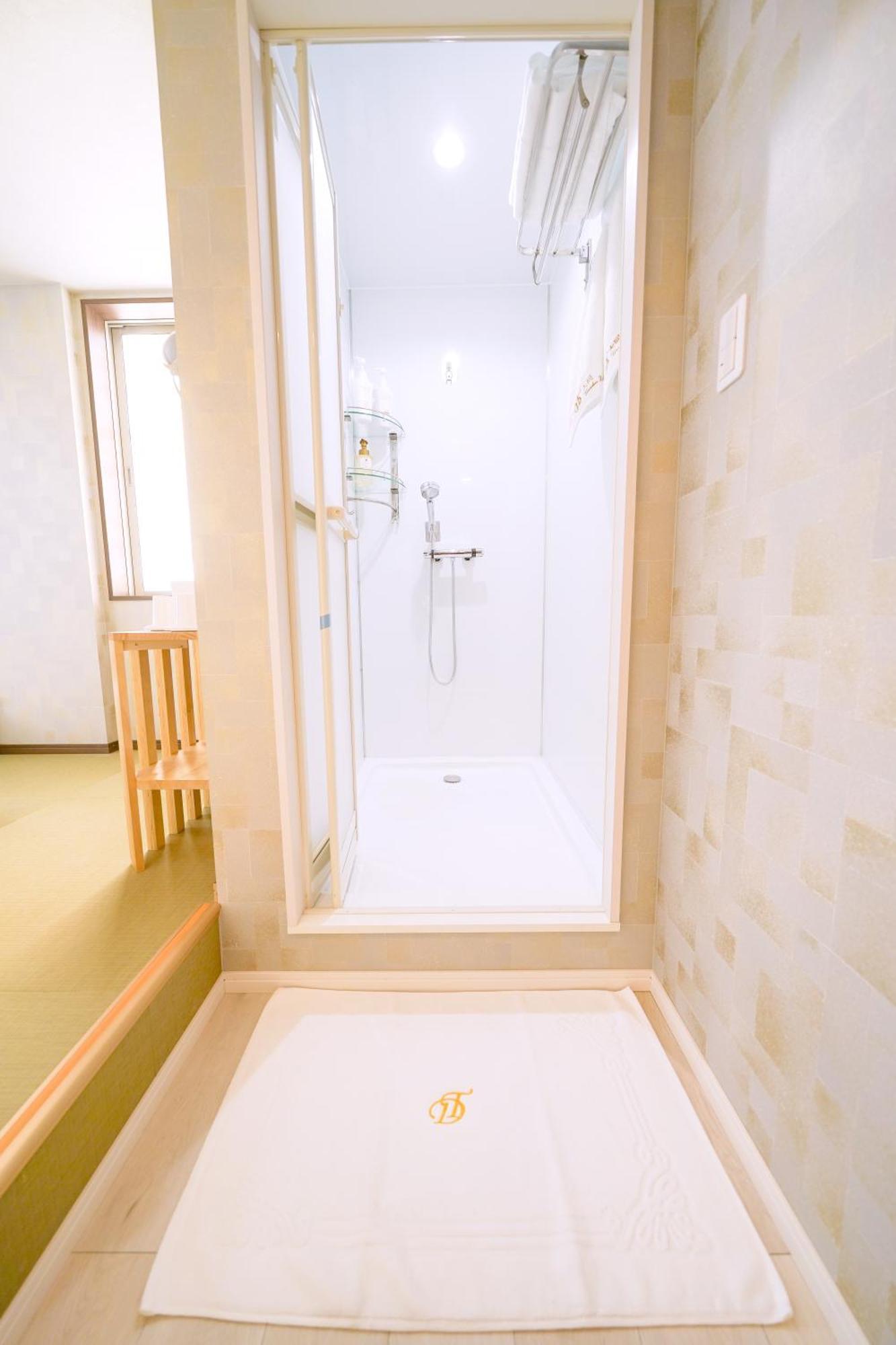 Triple Room Shower