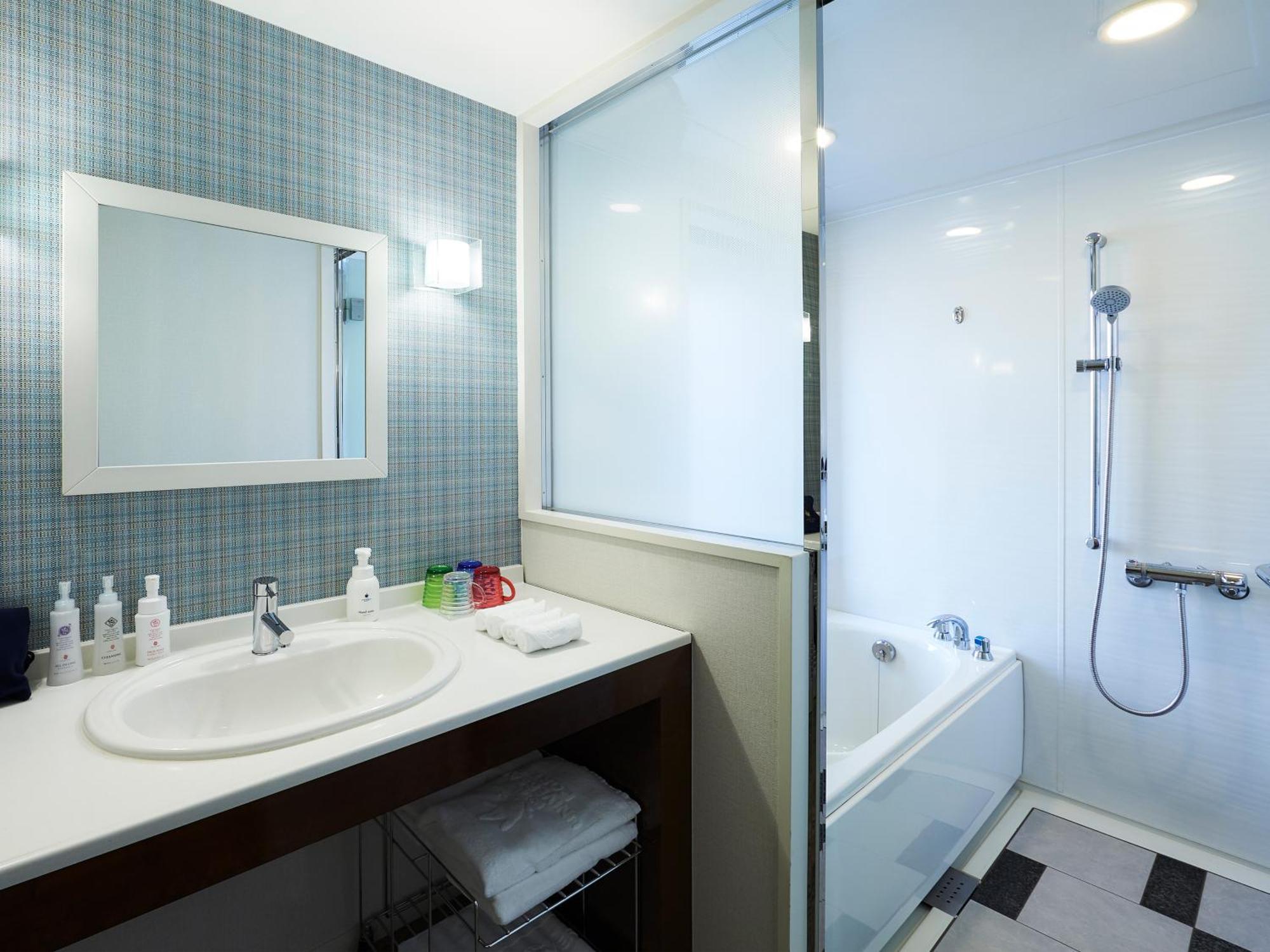 Deluxe Corner Twin Room with 2 Extra Beds - Non-Smoking