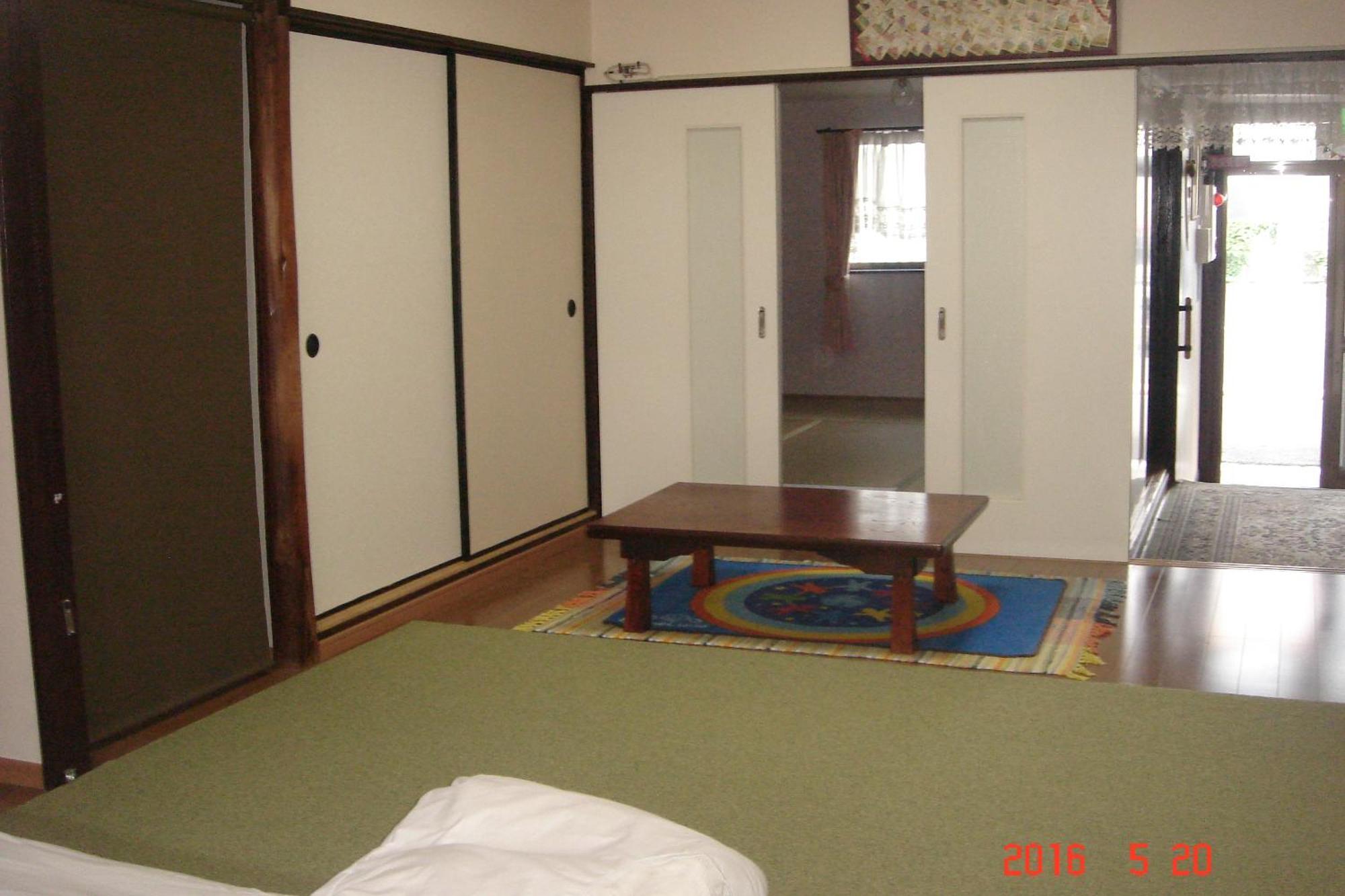 Cama individual en habitación compartida