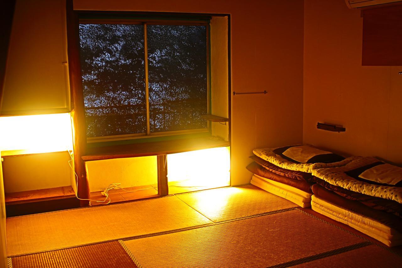Im japanischen Stil eingerichtetes Zweibettzimmer mit Gemeinschaftsbad