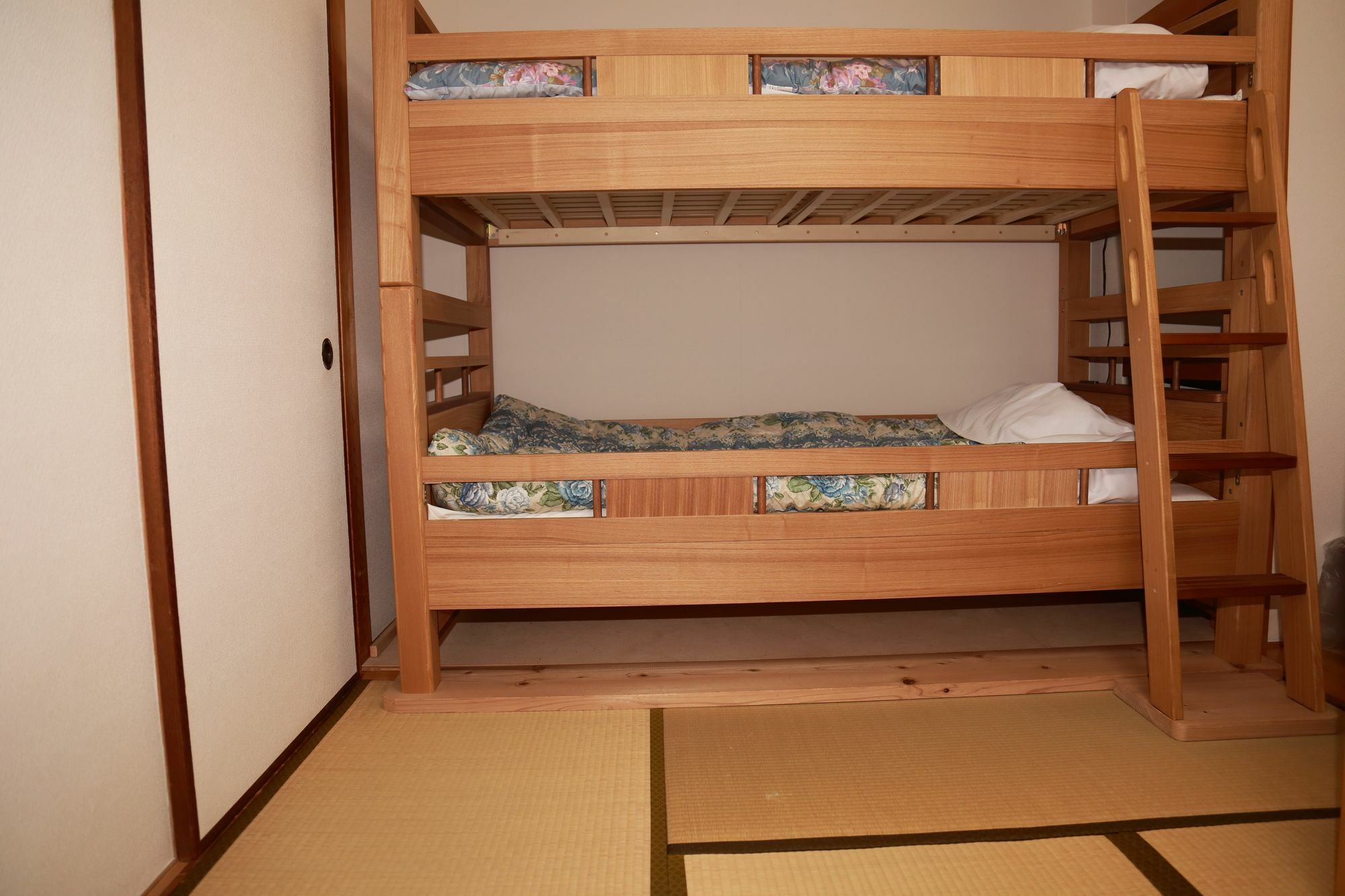 Habitación Cuádruple Económica con baño compartido