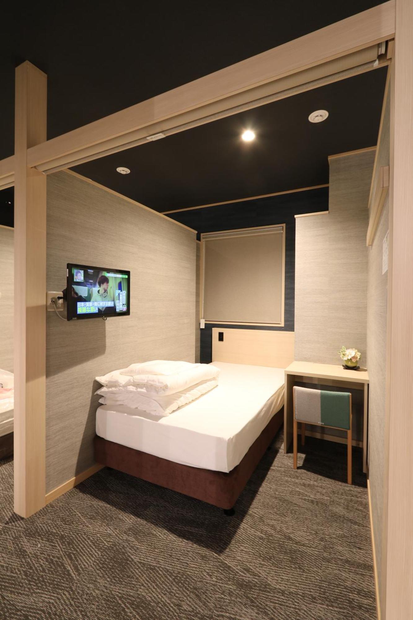 Deluxe Cabin Room Male